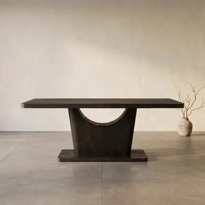 De eettafel Voco van Starfurn is een rechthoekige eetkamertafel van mangohout met een zwarte afwerking, gemaakt voor wie