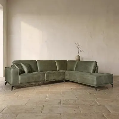 Hoekbank Luna van Zitform is een hoekbank met een leren bekleding in groen, gemaakt voor wie houdt van een stoere uitstr